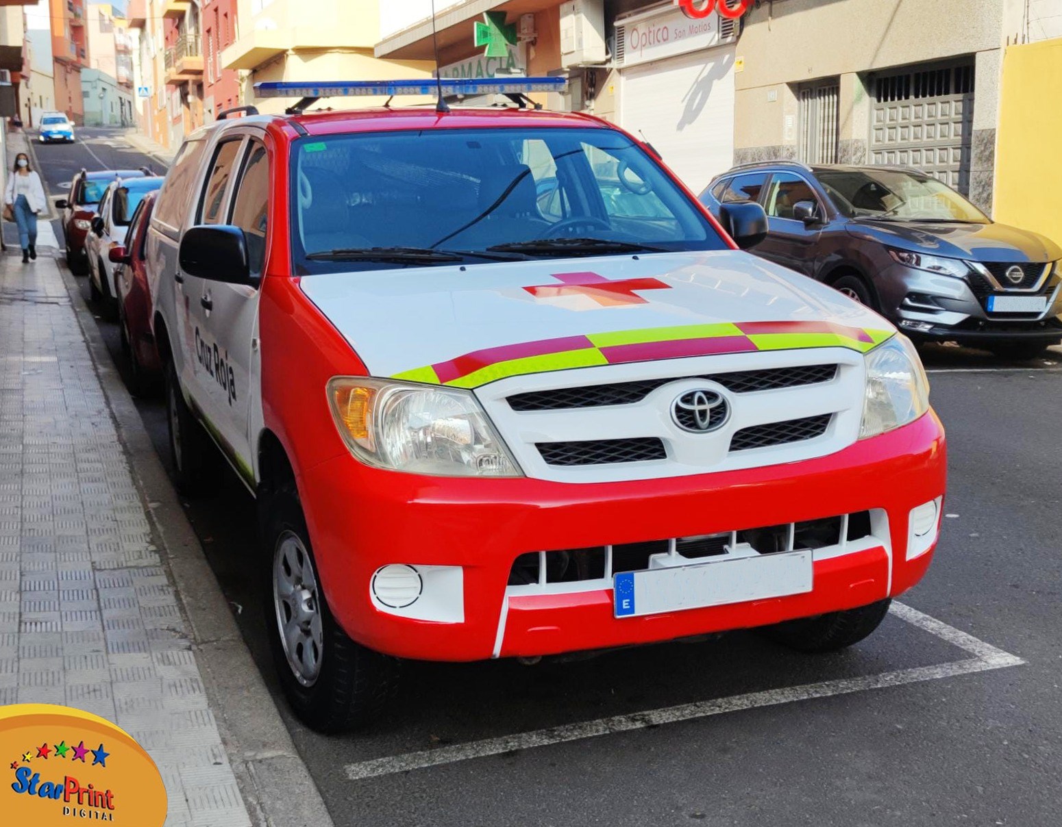 Rotulación vehículo Cruz Roja con bandas reflectantes